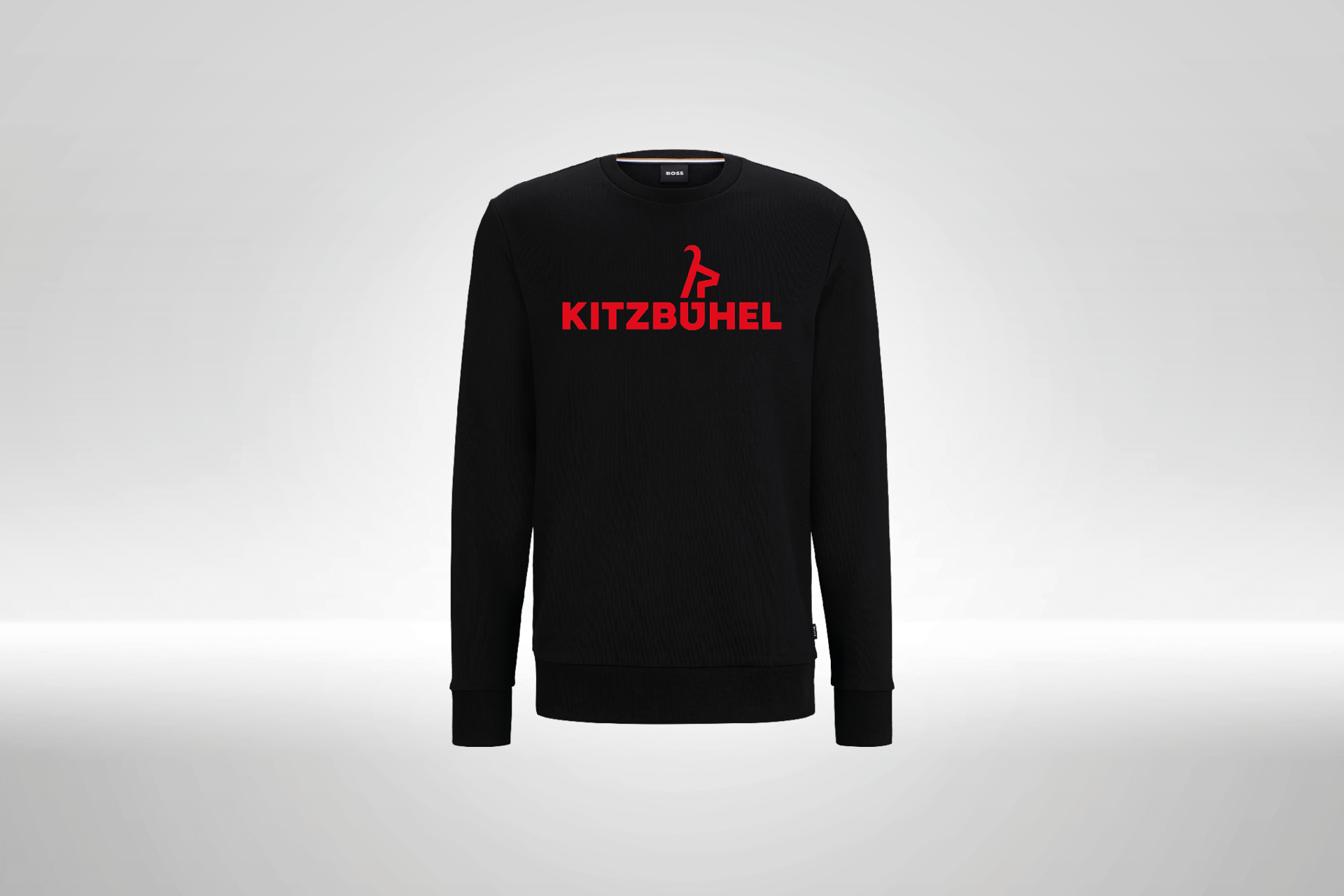 Ein weißer Flurbereich mit einer offenen Garderobe, Kissen und einem kleinen schwarzen Schild