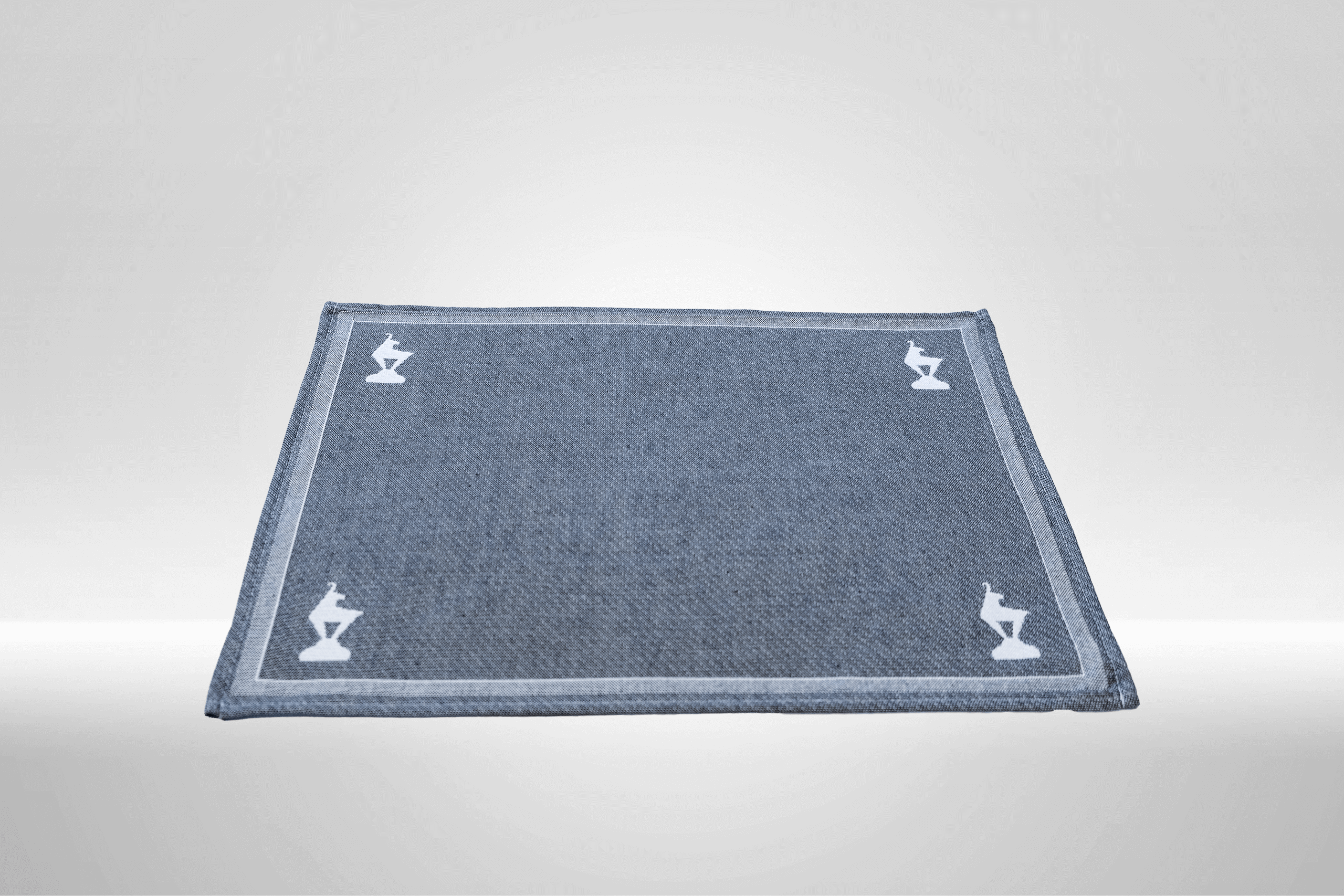 Ein weißer Flurbereich mit einer offenen Garderobe, Kissen und einem kleinen schwarzen Schild