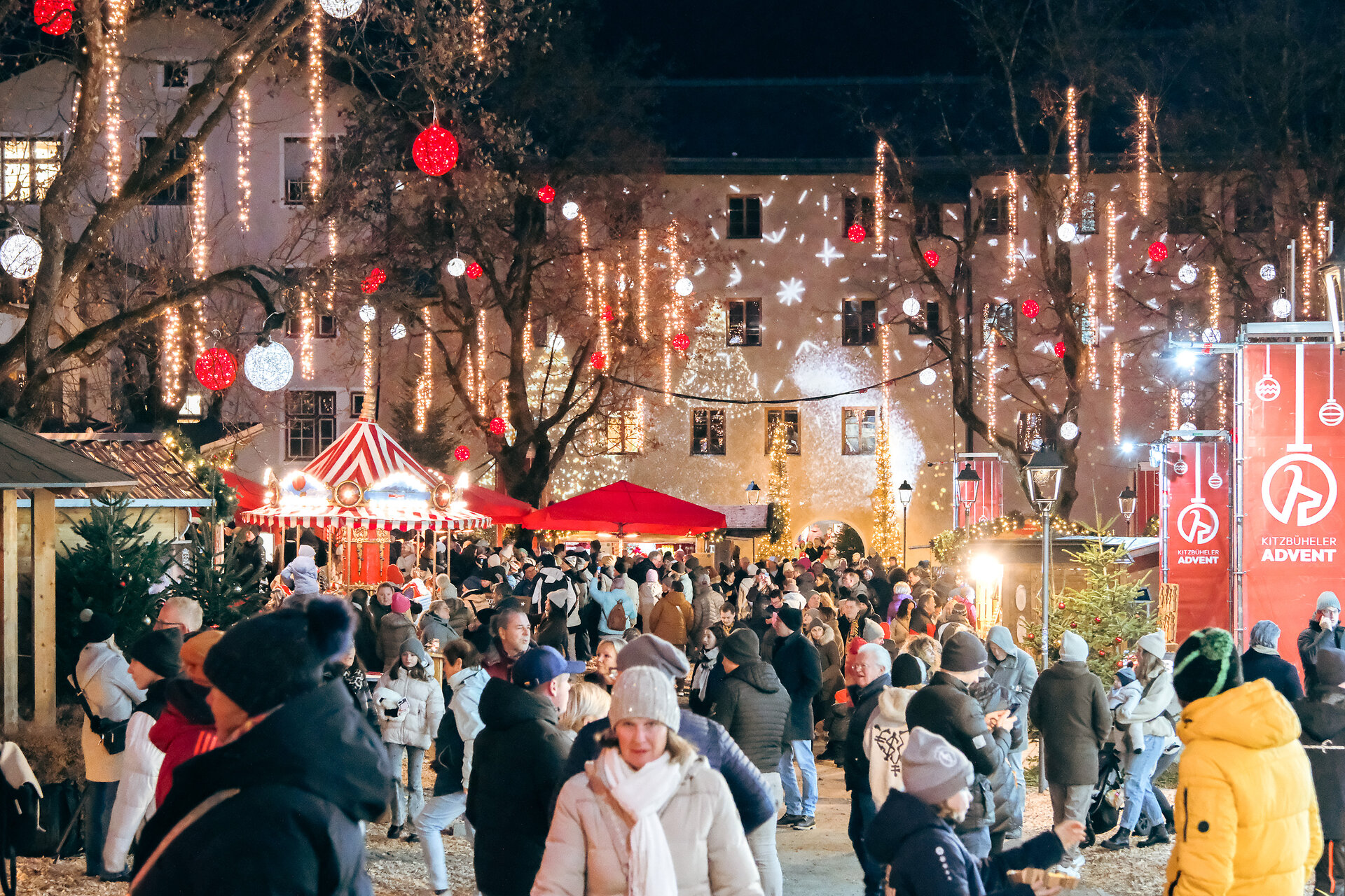 Ein weißer Flurbereich mit einer offenen Garderobe, Kissen und einem kleinen schwarzen Schild