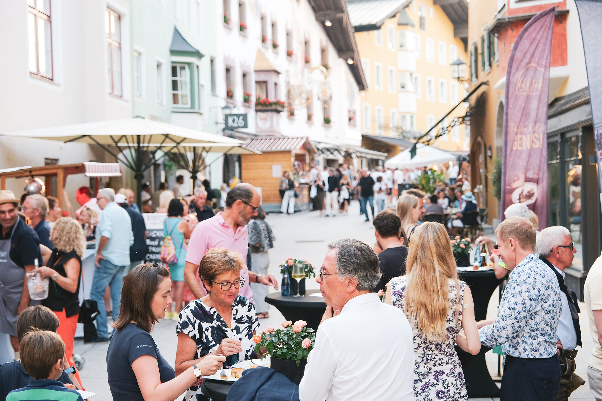 Ein weißer Flurbereich mit einer offenen Garderobe, Kissen und einem kleinen schwarzen Schild